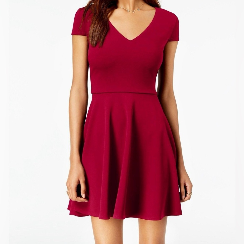 $90 B. Darlin Women Junior's Red Short Sleeve Bow Back Flare Dress Size 1/2